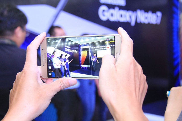 Hàng trăm khách hàng hào hứng ngày đầu tiên nhận Galaxy Note 7 - Ảnh 21.