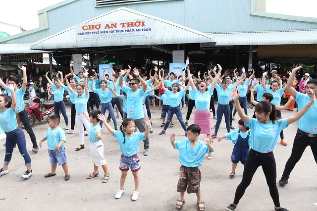 Lưu Hương Giang, Bình Minh và nhiều sao Việt cùng nhảy tập thể khắp Việt Nam
