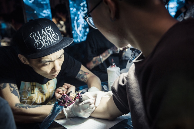 Bùng nổ âm nhạc, đắm chìm trong thế giới màu sắc tại Tattoo Show - Ảnh 2. Bùng nổ âm nhạc, đắm chìm trong thế giới màu sắc tại Tattoo Show - Ảnh 2.