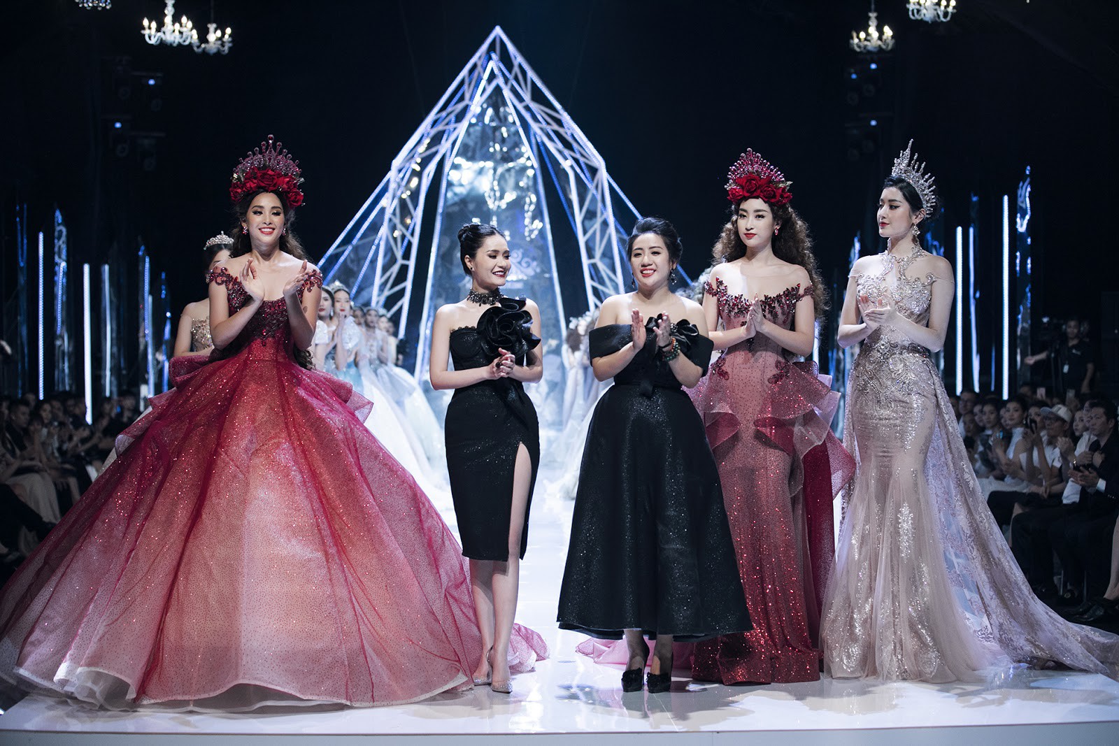 Doanh nhân Di Băng ra mắt dòng mỹ phẩm Yuki Makeup trong liveshow Joli Poli - Ảnh 12. Doanh nhân Di Băng ra mắt dòng mỹ phẩm Yuki Makeup trong liveshow Joli Poli - Ảnh 12.