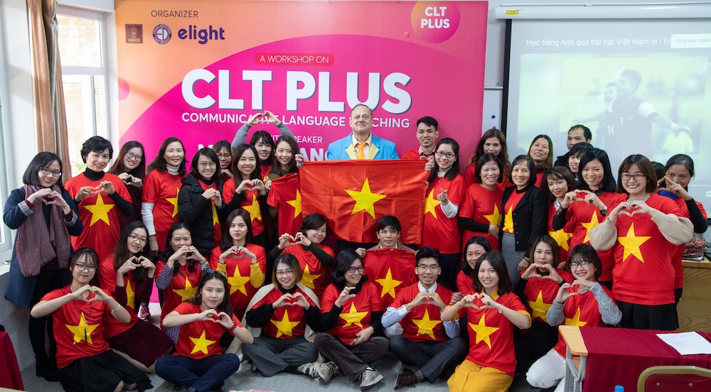 Hội thảo tiếng Anh hóa khán đài sân vận động rợp cờ đỏ sao vàng cổ vũ đội tuyển Việt Nam - Ảnh 1. Hội thảo tiếng Anh hóa khán đài sân vận động rợp cờ đỏ sao vàng cổ vũ đội tuyển Việt Nam - Ảnh 1.