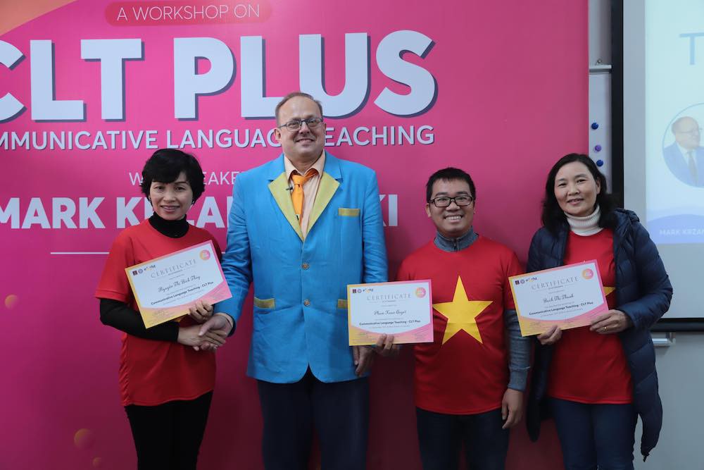 Hội thảo tiếng Anh hóa khán đài sân vận động rợp cờ đỏ sao vàng cổ vũ đội tuyển Việt Nam - Ảnh 3. Hội thảo tiếng Anh hóa khán đài sân vận động rợp cờ đỏ sao vàng cổ vũ đội tuyển Việt Nam - Ảnh 3.