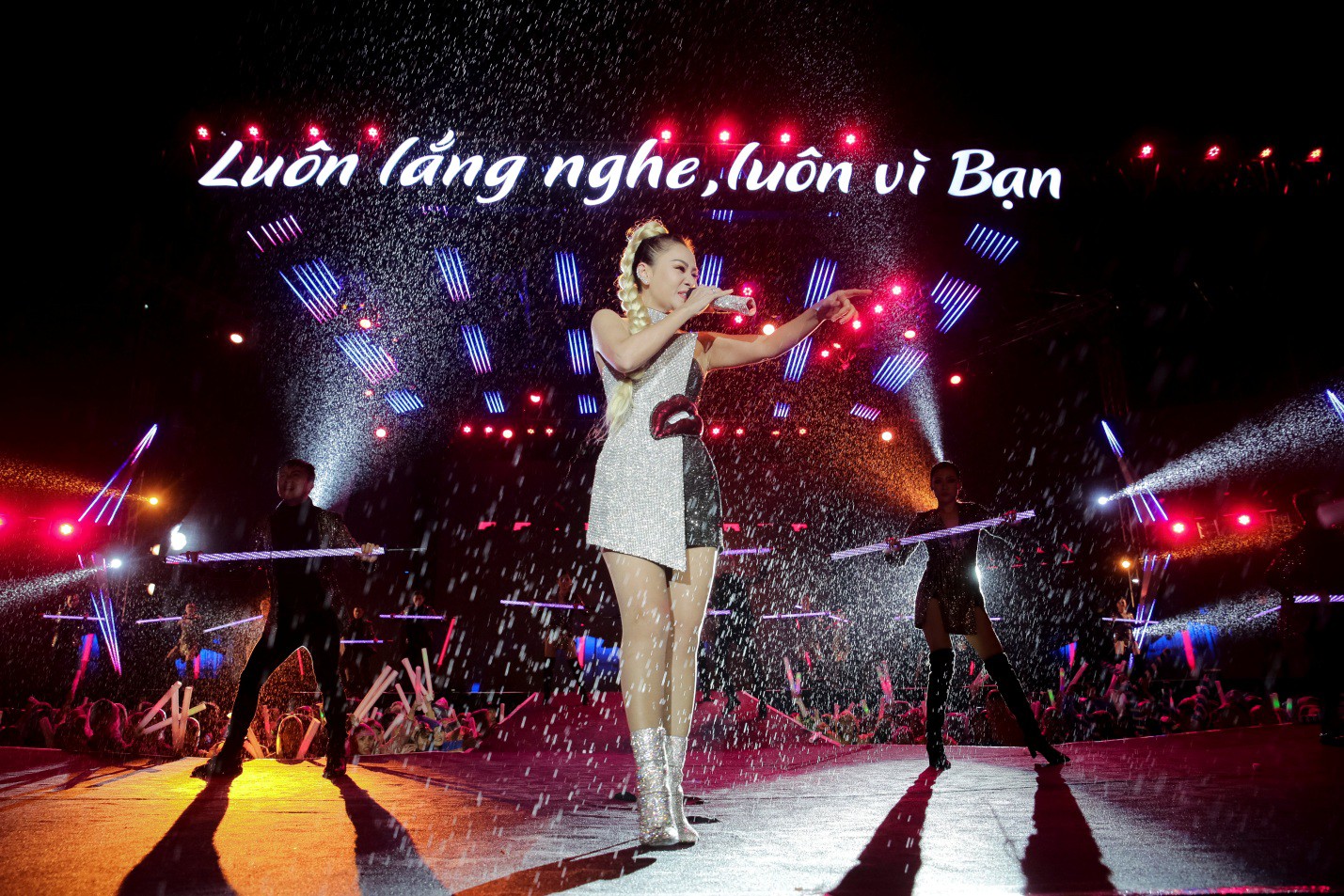Hàng chục nghìn khán giả Đà Thành cháy hết hình cùng Hà Anh Tuấn, Noo Phước Thịnh, Tóc Tiên… trong đêm nhạc công nghệ - Ảnh 9. Hàng chục nghìn khán giả Đà Thành cháy hết hình cùng Hà Anh Tuấn, Noo Phước Thịnh, Tóc Tiên… trong đêm nhạc công nghệ - Ảnh 9.