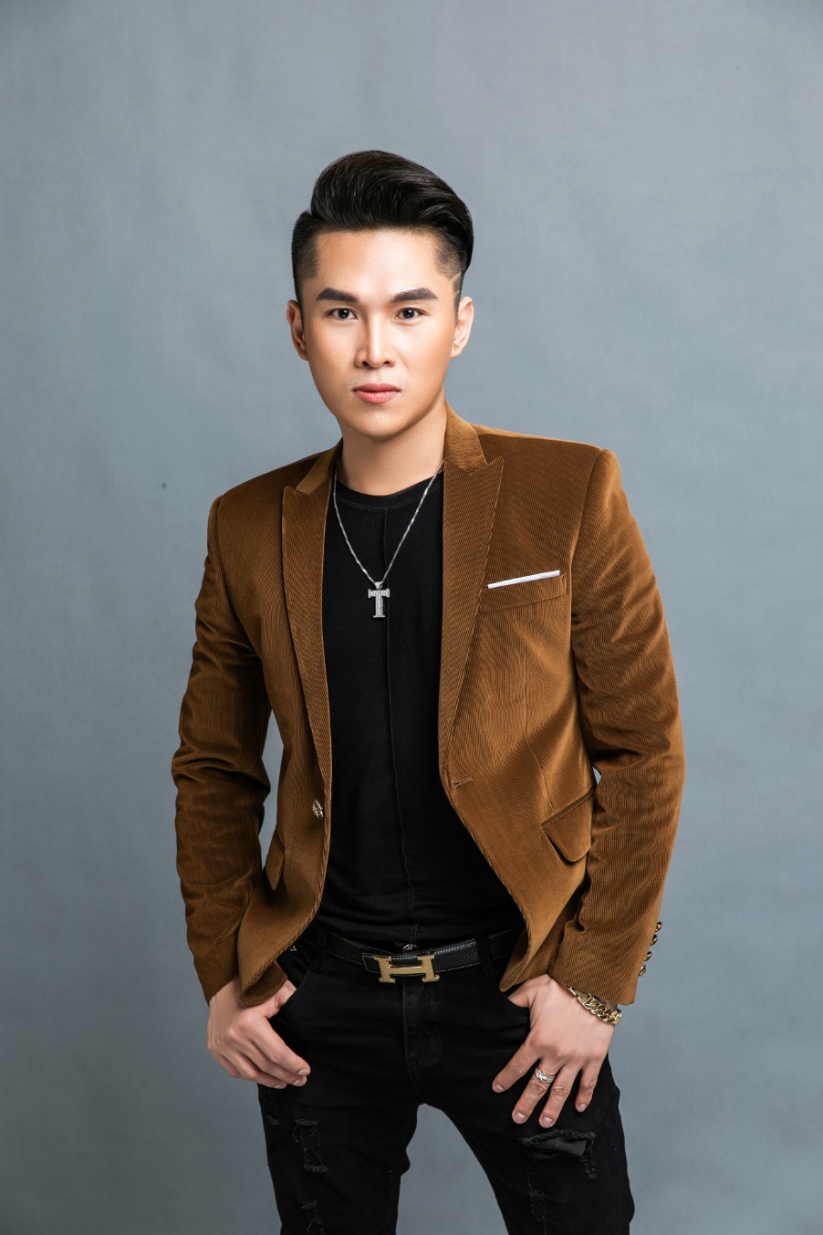 Ca sĩ Du Thiên tung bộ ảnh khoe vẻ điển trai đốn tim fan - Ảnh 1. Ca sĩ Du Thiên tung bộ ảnh khoe vẻ điển trai đốn tim fan - Ảnh 1.