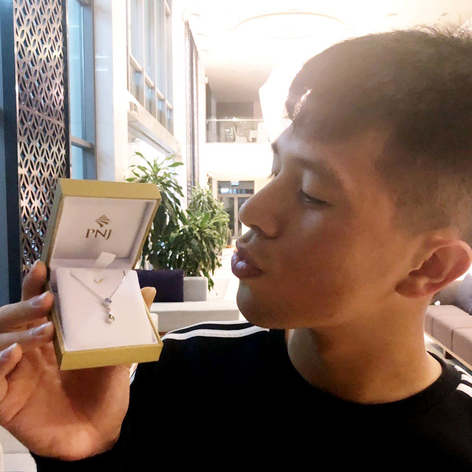 Chu đáo như Trọng “Sơ vin”: Tặng dây chuyền còn dặn bạn gái nhớ ước vì món quà này linh lắm - Ảnh 1. Chu đáo như Trọng “Sơ vin”: Tặng dây chuyền còn dặn bạn gái nhớ ước vì món quà này linh lắm - Ảnh 1.