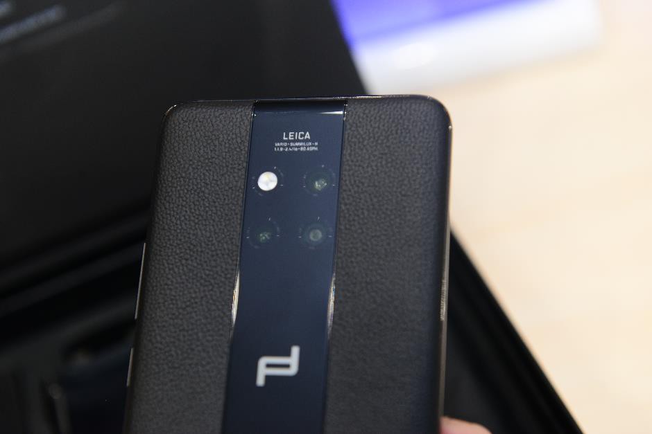 Trên tay Porsche Design Huawei Mate 20 RS: tinh hoa hội tụ trong một chiếc smartphone - Ảnh 2. Trên tay Porsche Design Huawei Mate 20 RS: tinh hoa hội tụ trong một chiếc smartphone - Ảnh 2.