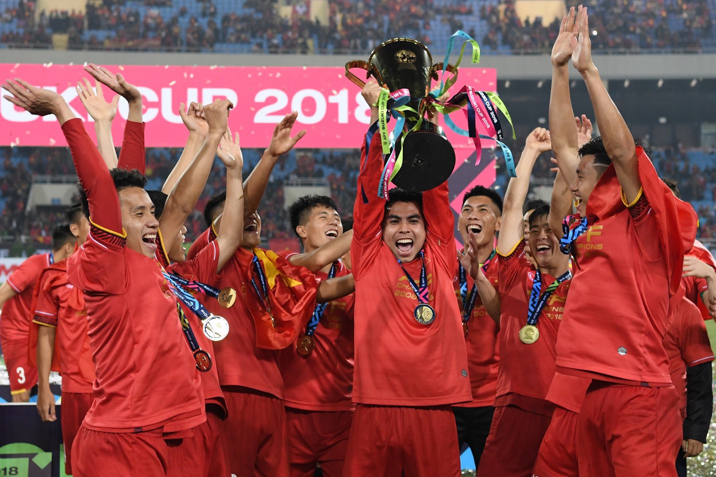 VPMilk ở đâu trong ngày thầy Park đưa bóng đá Việt lên đỉnh AFF Cup? - Ảnh 1. VPMilk ở đâu trong ngày thầy Park đưa bóng đá Việt lên đỉnh AFF Cup? - Ảnh 1.