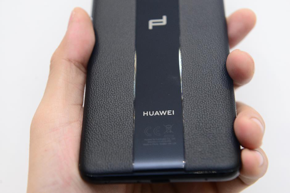 Trên tay Porsche Design Huawei Mate 20 RS: tinh hoa hội tụ trong một chiếc smartphone - Ảnh 3. Trên tay Porsche Design Huawei Mate 20 RS: tinh hoa hội tụ trong một chiếc smartphone - Ảnh 3.