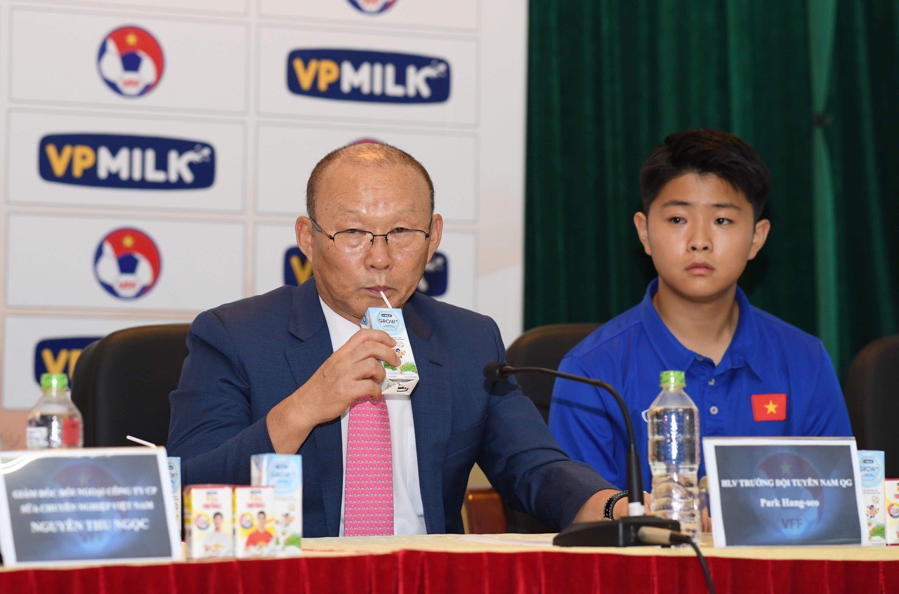 VPMilk ở đâu trong ngày thầy Park đưa bóng đá Việt lên đỉnh AFF Cup? - Ảnh 4. VPMilk ở đâu trong ngày thầy Park đưa bóng đá Việt lên đỉnh AFF Cup? - Ảnh 4.
