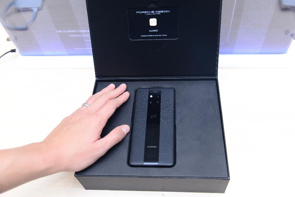 Trên tay Porsche Design Huawei Mate 20 RS: tinh hoa hội tụ trong một chiếc smartphone - Ảnh 7. Trên tay Porsche Design Huawei Mate 20 RS: tinh hoa hội tụ trong một chiếc smartphone - Ảnh 7.