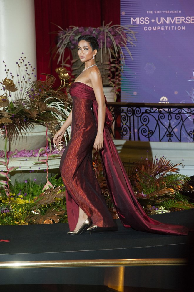 H’Hen Niê và 4 điều “nhất” giúp cô lọt Top 5 Miss Universe 2018 - Ảnh 8. H’Hen Niê và 4 điều “nhất” giúp cô lọt Top 5 Miss Universe 2018 - Ảnh 8.