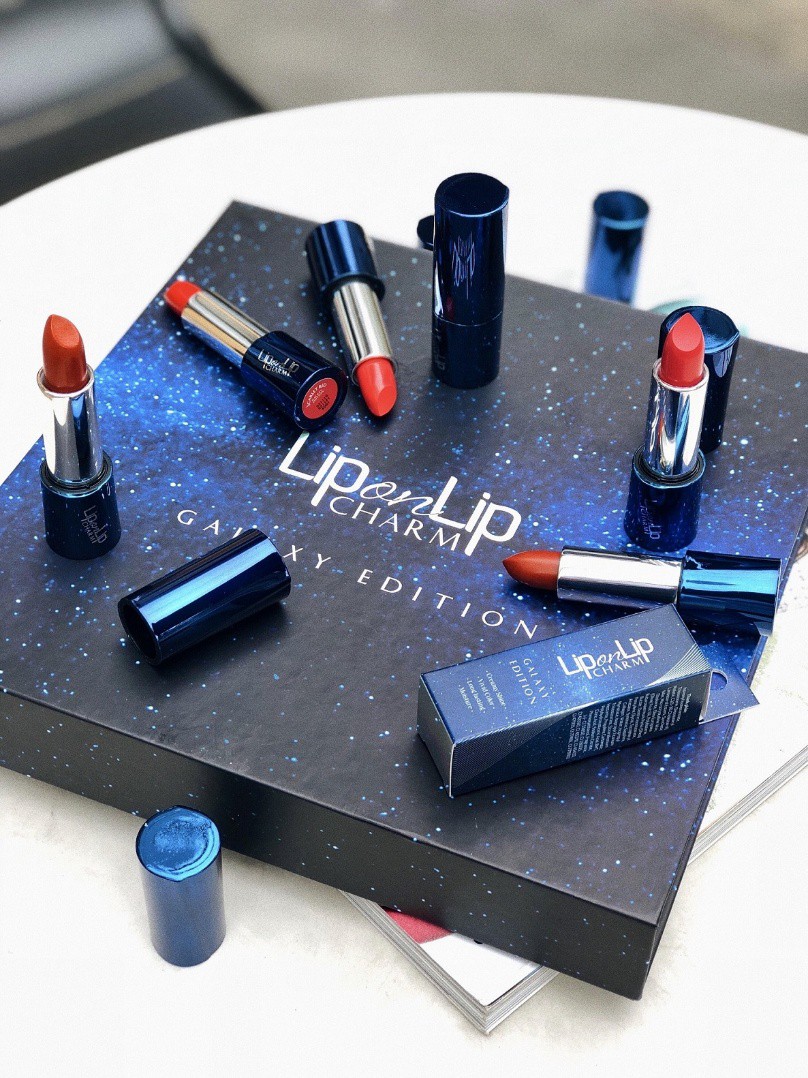 Siêu phẩm son Collagen Lip On Lip Charm ra mắt phiên bản ngân hà tuyệt đẹp - Ảnh 1. Siêu phẩm son Collagen Lip On Lip Charm ra mắt phiên bản ngân hà tuyệt đẹp - Ảnh 1.