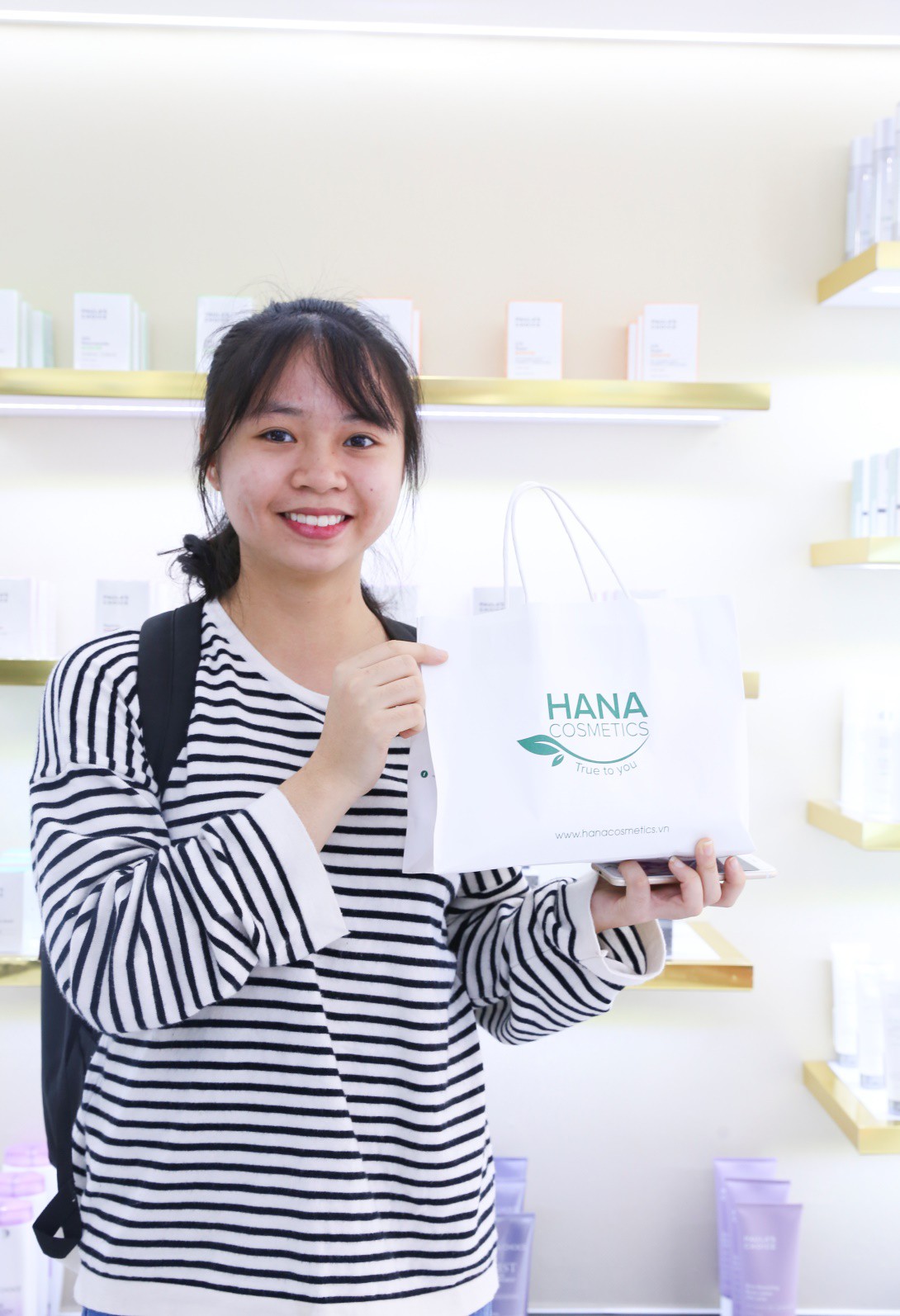 Mặc mưa rét, hàng trăm bạn trẻ xếp hàng nhận quà trên phố Trần Duy Hưng - Ảnh 12. Mặc mưa rét, hàng trăm bạn trẻ xếp hàng nhận quà trên phố Trần Duy Hưng - Ảnh 12.