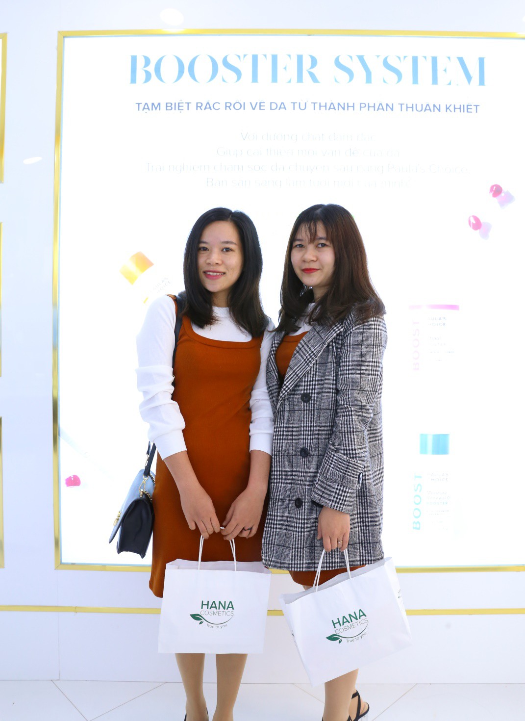 Mặc mưa rét, hàng trăm bạn trẻ xếp hàng nhận quà trên phố Trần Duy Hưng - Ảnh 13. Mặc mưa rét, hàng trăm bạn trẻ xếp hàng nhận quà trên phố Trần Duy Hưng - Ảnh 13.