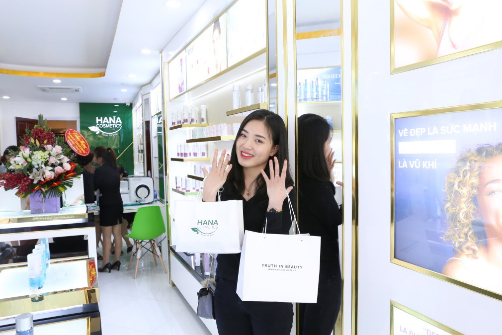 Mặc mưa rét, hàng trăm bạn trẻ xếp hàng nhận quà trên phố Trần Duy Hưng - Ảnh 14. Mặc mưa rét, hàng trăm bạn trẻ xếp hàng nhận quà trên phố Trần Duy Hưng - Ảnh 14.