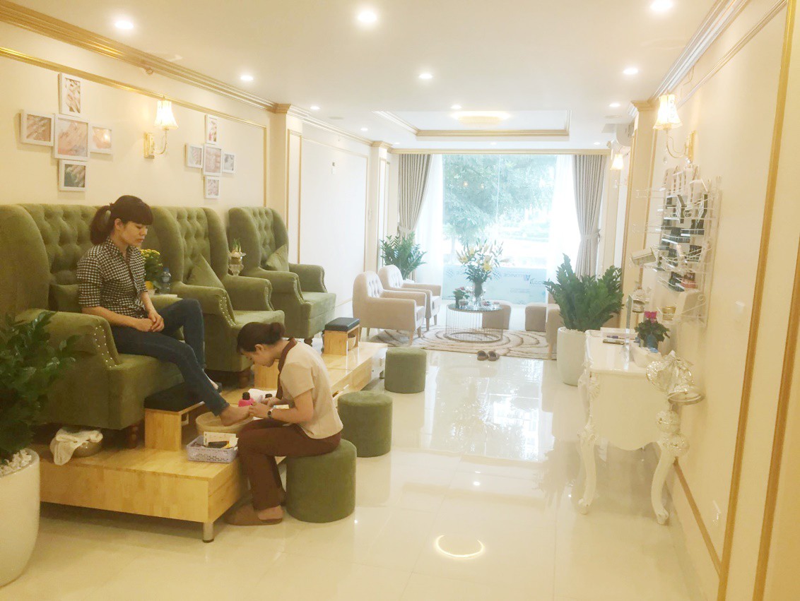Mặc mưa rét, hàng trăm bạn trẻ xếp hàng nhận quà trên phố Trần Duy Hưng - Ảnh 6. Mặc mưa rét, hàng trăm bạn trẻ xếp hàng nhận quà trên phố Trần Duy Hưng - Ảnh 6.