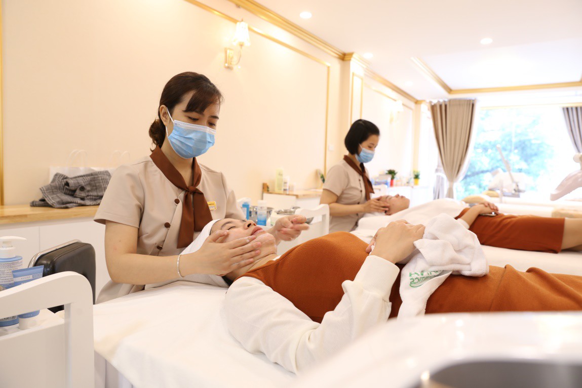 Mặc mưa rét, hàng trăm bạn trẻ xếp hàng nhận quà trên phố Trần Duy Hưng - Ảnh 7. Mặc mưa rét, hàng trăm bạn trẻ xếp hàng nhận quà trên phố Trần Duy Hưng - Ảnh 7.