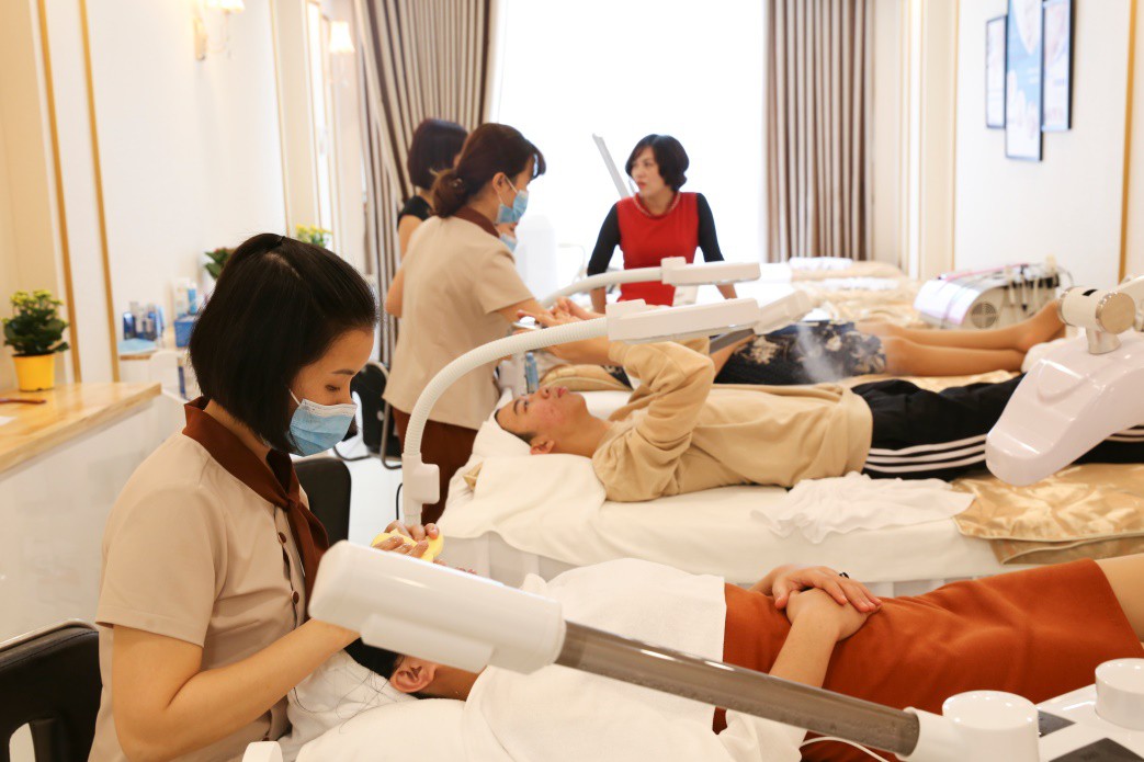 Mặc mưa rét, hàng trăm bạn trẻ xếp hàng nhận quà trên phố Trần Duy Hưng - Ảnh 8. Mặc mưa rét, hàng trăm bạn trẻ xếp hàng nhận quà trên phố Trần Duy Hưng - Ảnh 8.