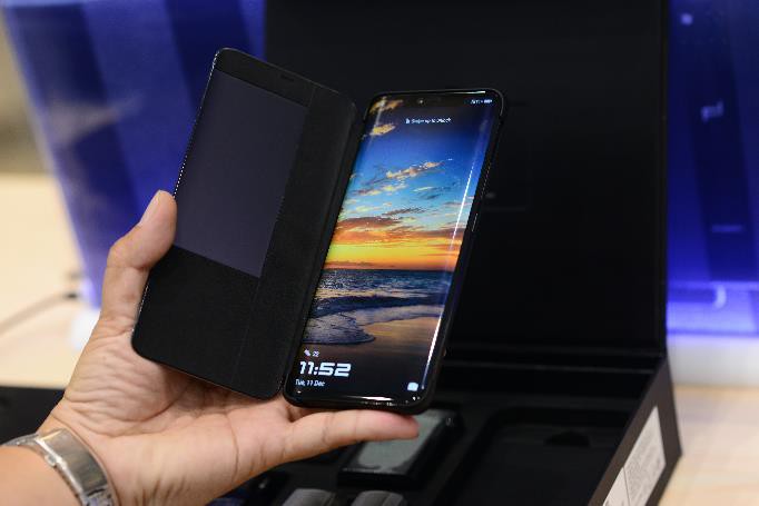 Người dùng khen thiết kế, mê camera của Porsche Design Huawei Mate 20 RS - Ảnh 1. Người dùng khen thiết kế, mê camera của Porsche Design Huawei Mate 20 RS - Ảnh 1.