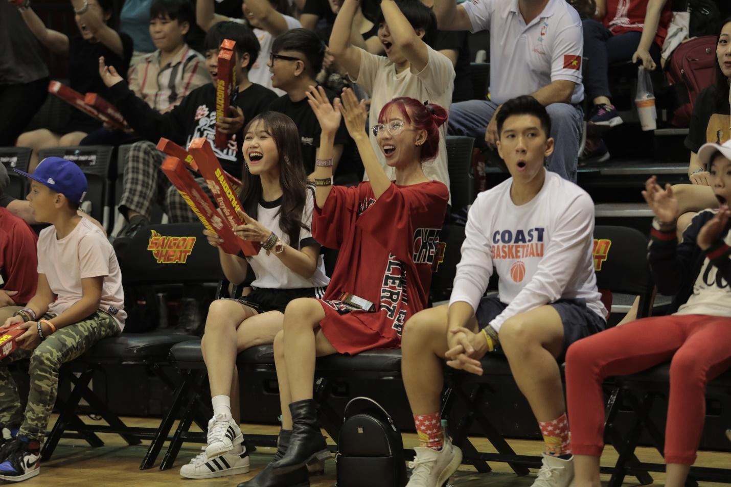 Hot girl Nhung Gumiho xuất hiện rạng rỡ cổ vũ cho chiến thắng của Saigon Heat - Ảnh 3. Hot girl Nhung Gumiho xuất hiện rạng rỡ cổ vũ cho chiến thắng của Saigon Heat - Ảnh 3.