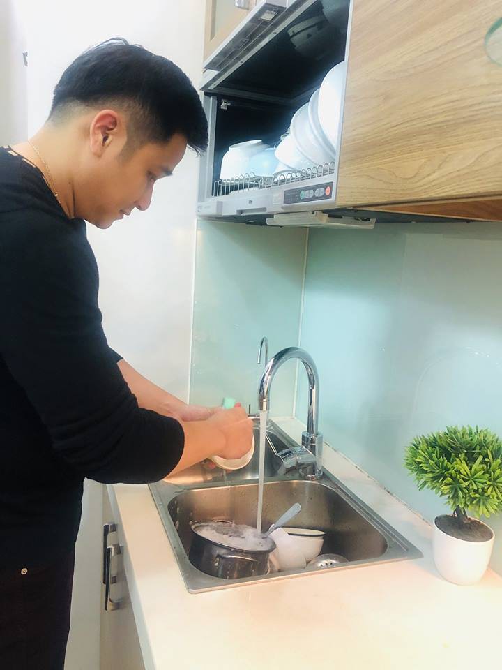 Khắp Vbiz xôn xao câu chuyện người đàn ông rửa chén - Ảnh 2. Khắp Vbiz xôn xao câu chuyện người đàn ông rửa chén - Ảnh 2.