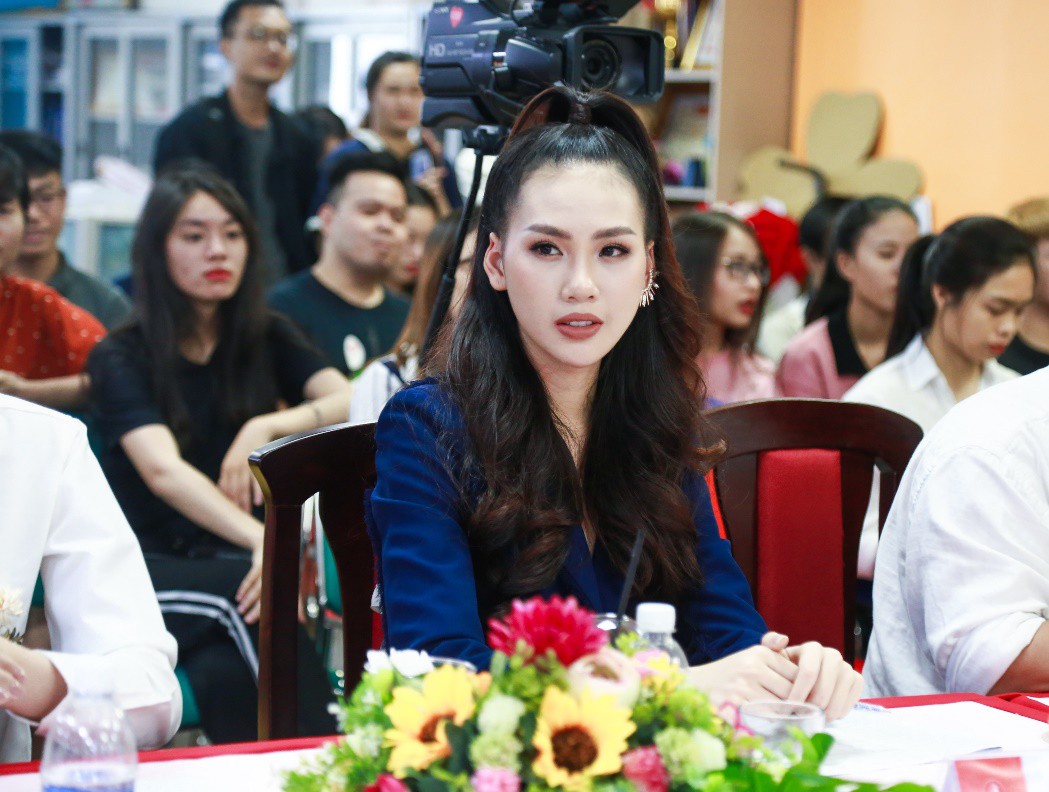 Giải vàng siêu mẫu 2018 – Quỳnh Hoa bất ngờ ngồi ghế giám khảo Sơ kết Miss UEF 2019 - Ảnh 2. Giải vàng siêu mẫu 2018 – Quỳnh Hoa bất ngờ ngồi ghế giám khảo Sơ kết Miss UEF 2019 - Ảnh 2.