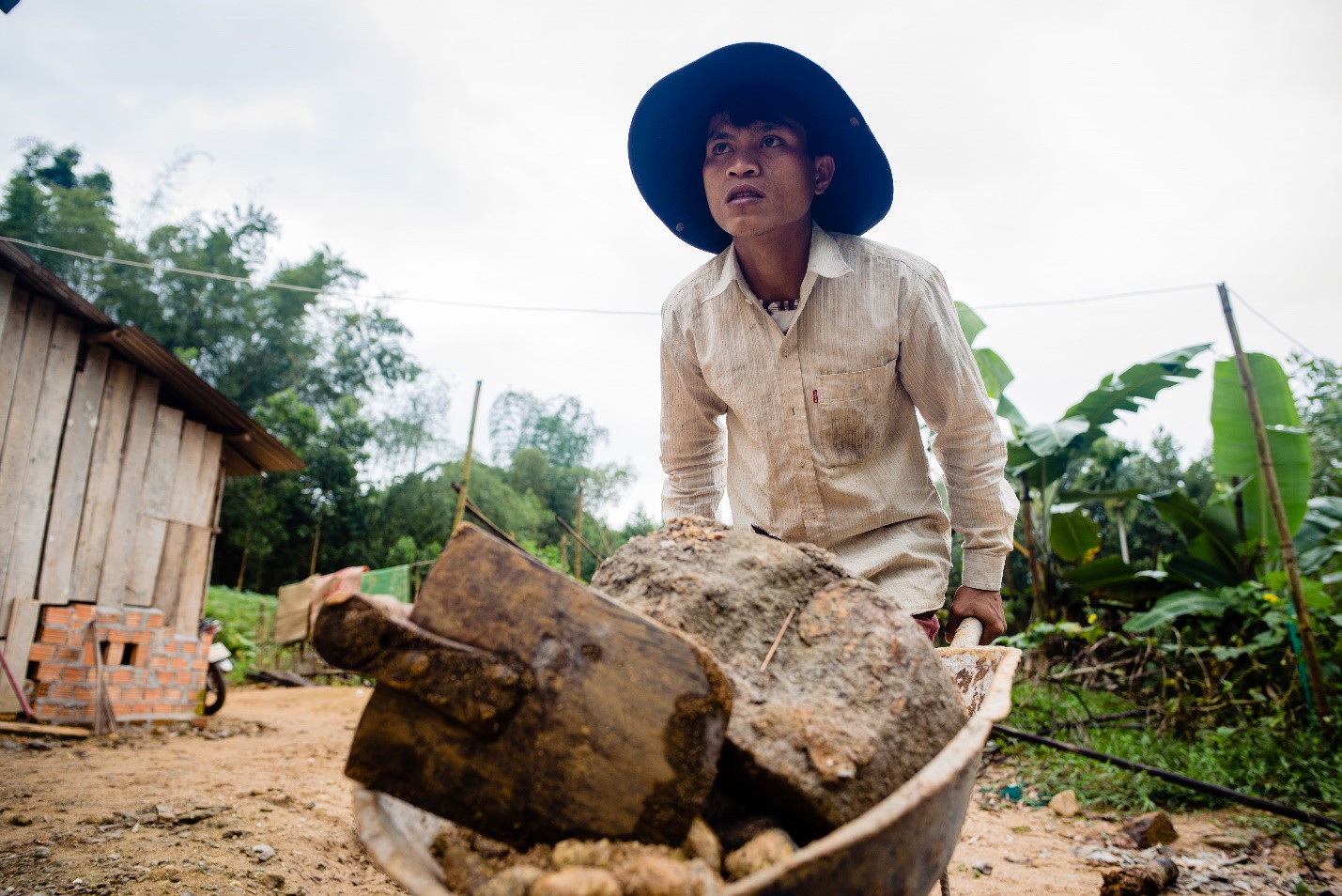 Ước mong làm chủ rẫy cà phê của anh thợ hồ Quảng Ngãi thành hiện thực với món lộc xuân 1.5 tỷ đồng - Ảnh 1. Ước mong làm chủ rẫy cà phê của anh thợ hồ Quảng Ngãi thành hiện thực với món lộc xuân 1.5 tỷ đồng - Ảnh 1.
