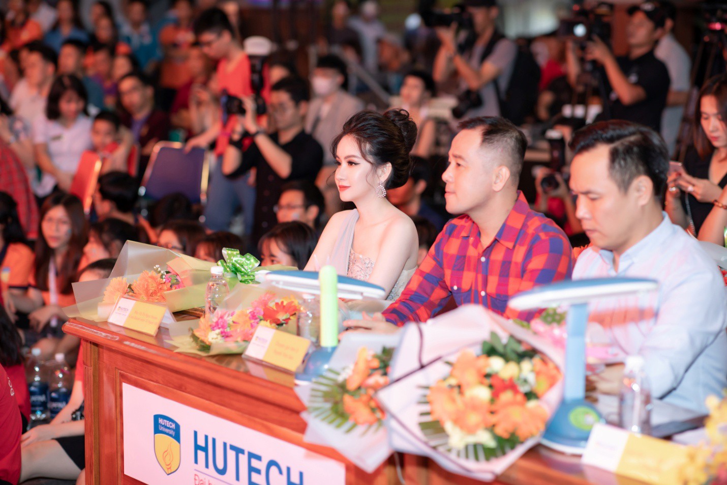 CEO – Doanh nhân Huyền Cò: Giám khảo quyền lực đêm Gala Chung kết Miss HUTECH 2019 - Ảnh 7. CEO – Doanh nhân Huyền Cò: Giám khảo quyền lực đêm Gala Chung kết Miss HUTECH 2019 - Ảnh 7.