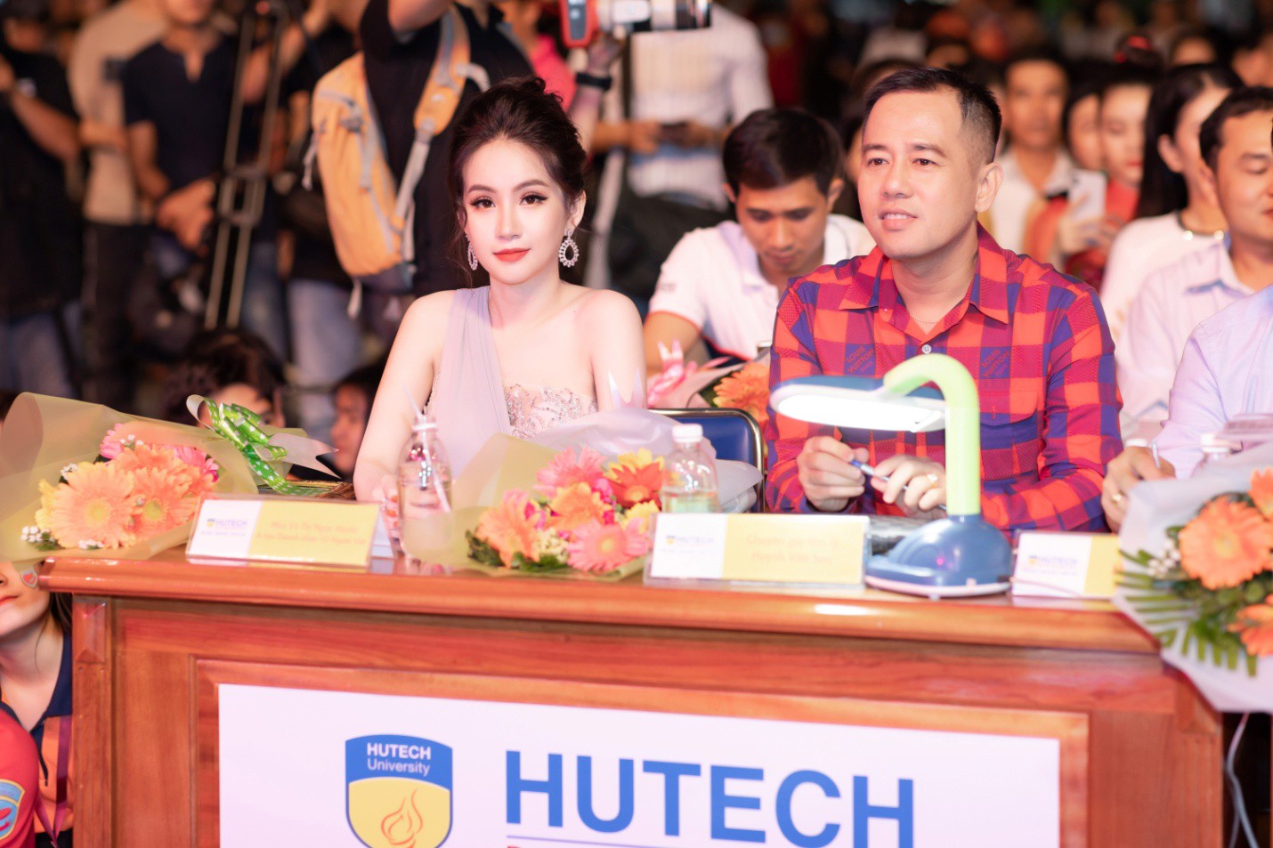 CEO – Doanh nhân Huyền Cò: Giám khảo quyền lực đêm Gala Chung kết Miss HUTECH 2019 - Ảnh 8. CEO – Doanh nhân Huyền Cò: Giám khảo quyền lực đêm Gala Chung kết Miss HUTECH 2019 - Ảnh 8.