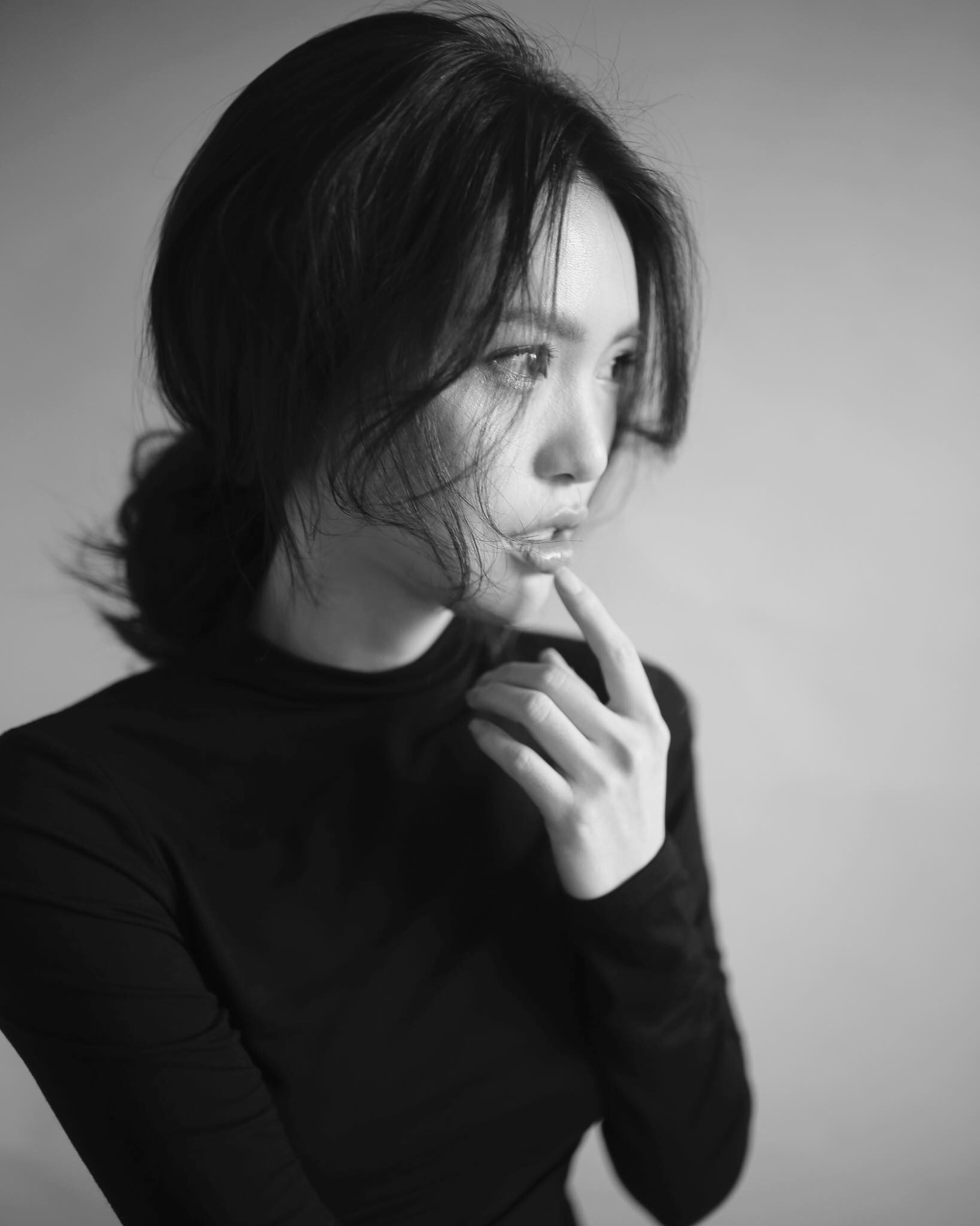 “Gái già” Ninh Dương Lan Ngọc khiến fan mãn nhãn với vẻ quyến rũ trong tà áo dài truyền thống đón Tết - Ảnh 9. “Gái già” Ninh Dương Lan Ngọc khiến fan mãn nhãn với vẻ quyến rũ trong tà áo dài truyền thống đón Tết - Ảnh 9.