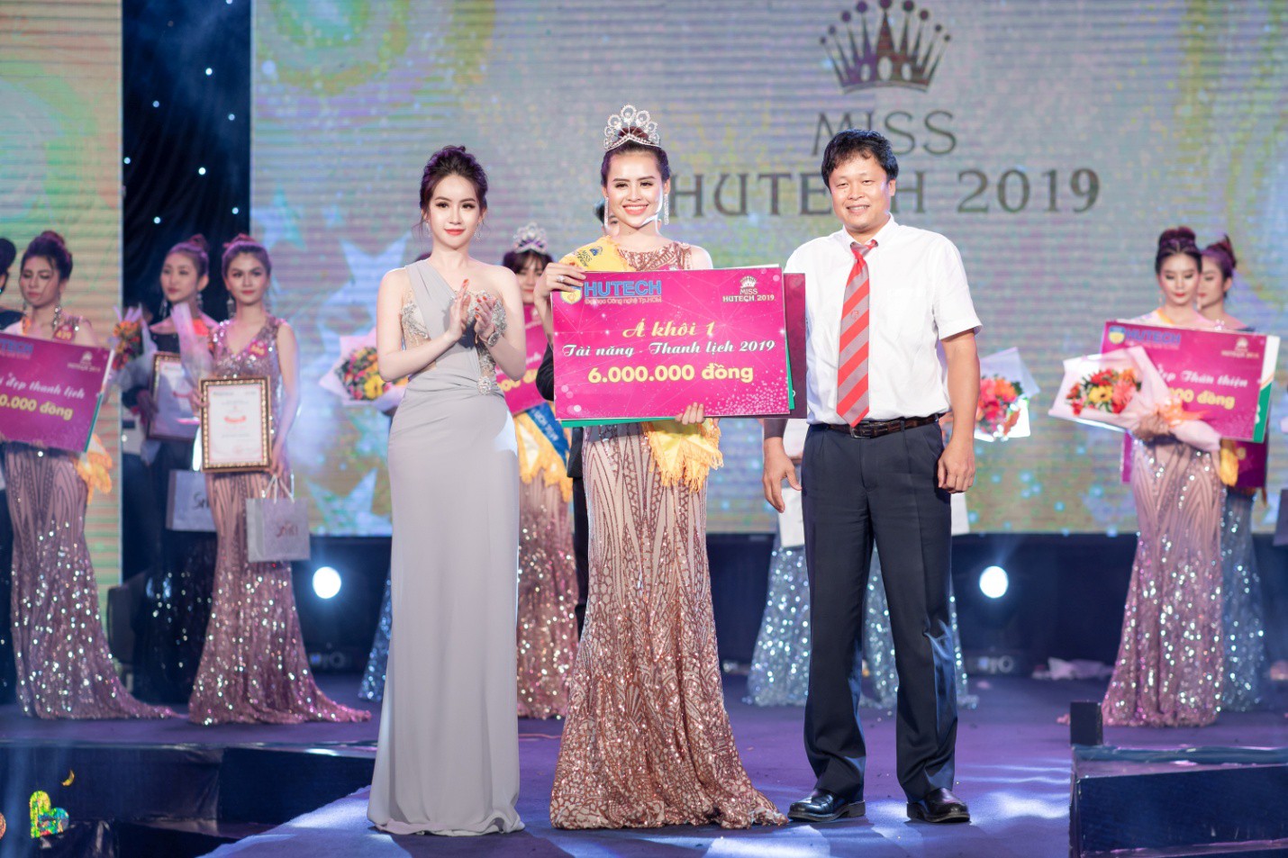 CEO – Doanh nhân Huyền Cò: Giám khảo quyền lực đêm Gala Chung kết Miss HUTECH 2019 - Ảnh 10. CEO – Doanh nhân Huyền Cò: Giám khảo quyền lực đêm Gala Chung kết Miss HUTECH 2019 - Ảnh 10.
