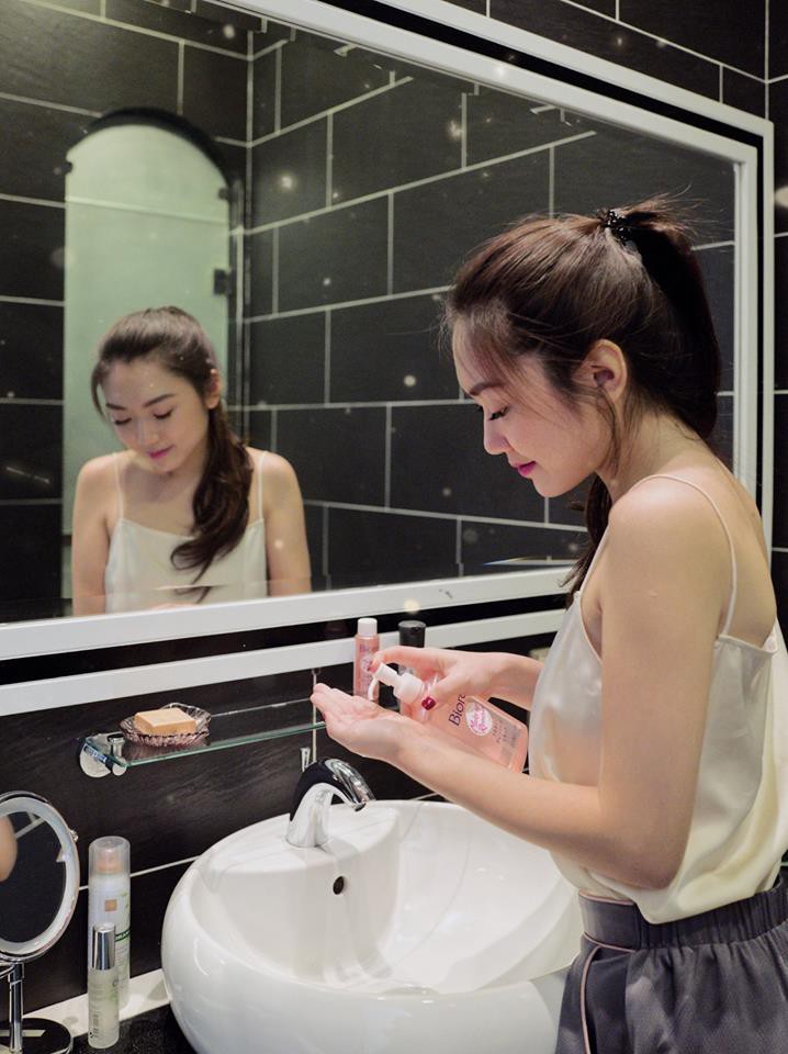 Học lỏm ngay bí kíp cho da mềm ẩm mượt suốt đêm của Chloe Nguyễn và Mịn - Ảnh 1. Học lỏm ngay bí kíp cho da mềm ẩm mượt suốt đêm của Chloe Nguyễn và Mịn - Ảnh 1.