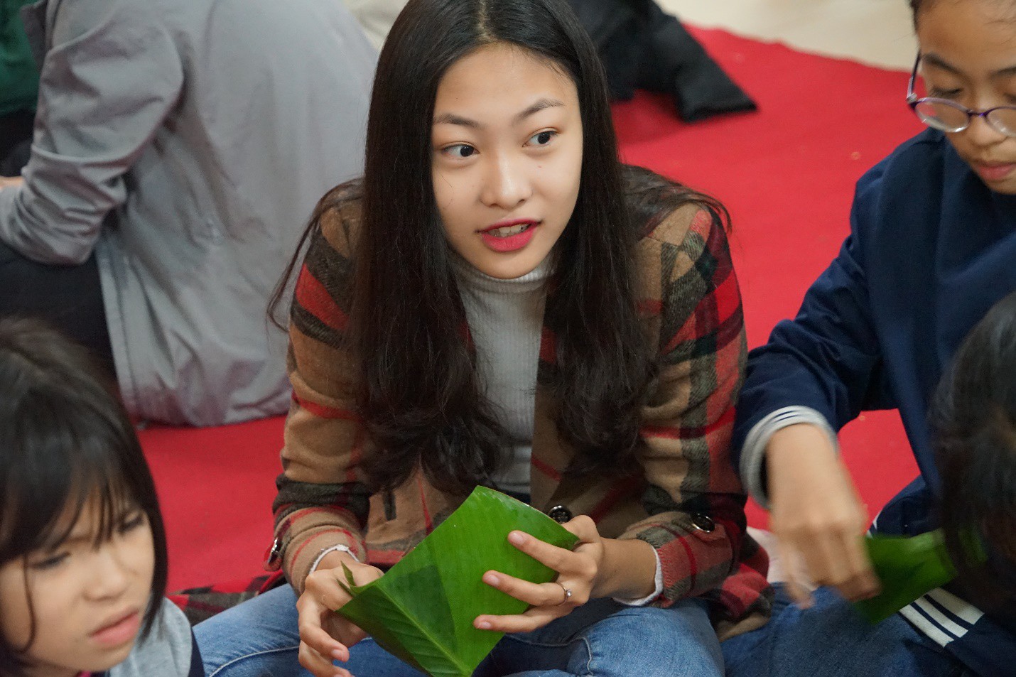Những bạn trẻ Thủ đô lóng ngóng gói bánh chưng, đội mưa rét trao “Tết sớm” cho người nghèo - Ảnh 5. Những bạn trẻ Thủ đô lóng ngóng gói bánh chưng, đội mưa rét trao “Tết sớm” cho người nghèo - Ảnh 5.
