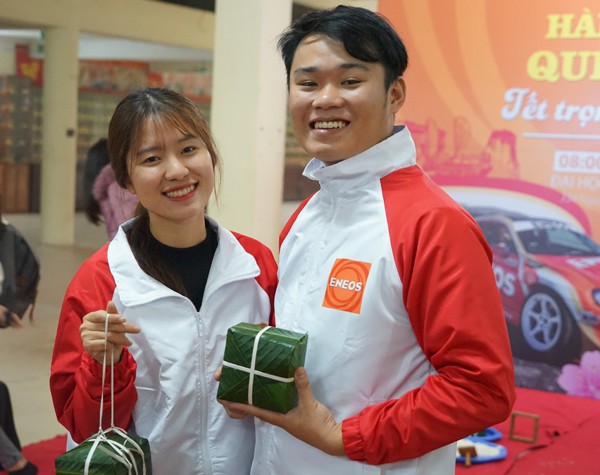 Những bạn trẻ Thủ đô lóng ngóng gói bánh chưng, đội mưa rét trao “Tết sớm” cho người nghèo - Ảnh 6. Những bạn trẻ Thủ đô lóng ngóng gói bánh chưng, đội mưa rét trao “Tết sớm” cho người nghèo - Ảnh 6.