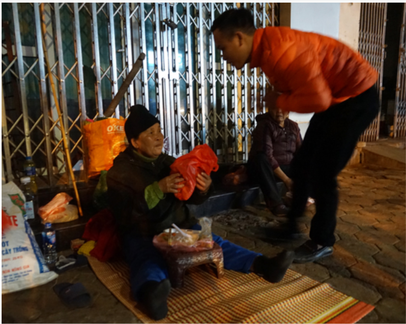 Những bạn trẻ Thủ đô lóng ngóng gói bánh chưng, đội mưa rét trao “Tết sớm” cho người nghèo - Ảnh 12. Những bạn trẻ Thủ đô lóng ngóng gói bánh chưng, đội mưa rét trao “Tết sớm” cho người nghèo - Ảnh 12.