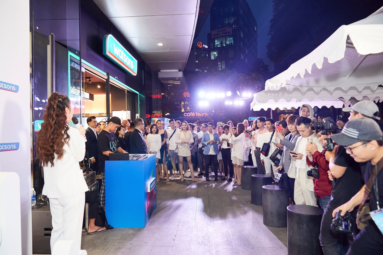 Hoa hậu Tiểu Vy cùng dàn hot face Việt hội tụ tại sự kiện khai trương Watsons Việt Nam - Ảnh 9. Hoa hậu Tiểu Vy cùng dàn hot face Việt hội tụ tại sự kiện khai trương Watsons Việt Nam - Ảnh 9.