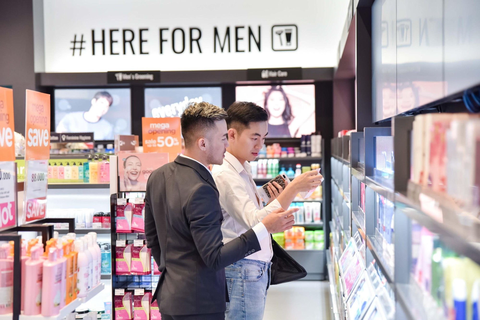 Hoa hậu Tiểu Vy cùng dàn hot face Việt hội tụ tại sự kiện khai trương Watsons Việt Nam - Ảnh 10. Hoa hậu Tiểu Vy cùng dàn hot face Việt hội tụ tại sự kiện khai trương Watsons Việt Nam - Ảnh 10.