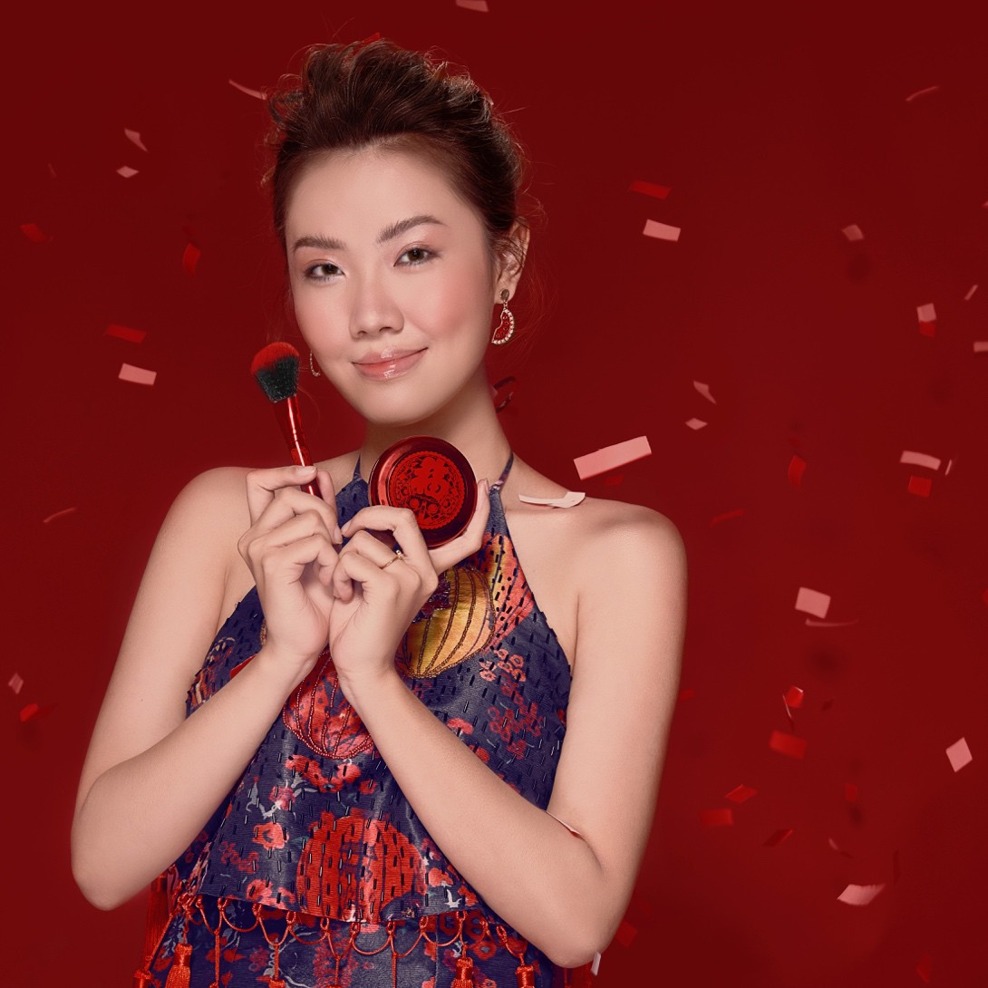 M·A·C ra mắt BST son đỏ cho mùa Tết: Nhiều sắc đỏ quen thuộc nhưng không hề nhàm chán - Ảnh 3. M·A·C ra mắt BST son đỏ cho mùa Tết: Nhiều sắc đỏ quen thuộc nhưng không hề nhàm chán - Ảnh 3.