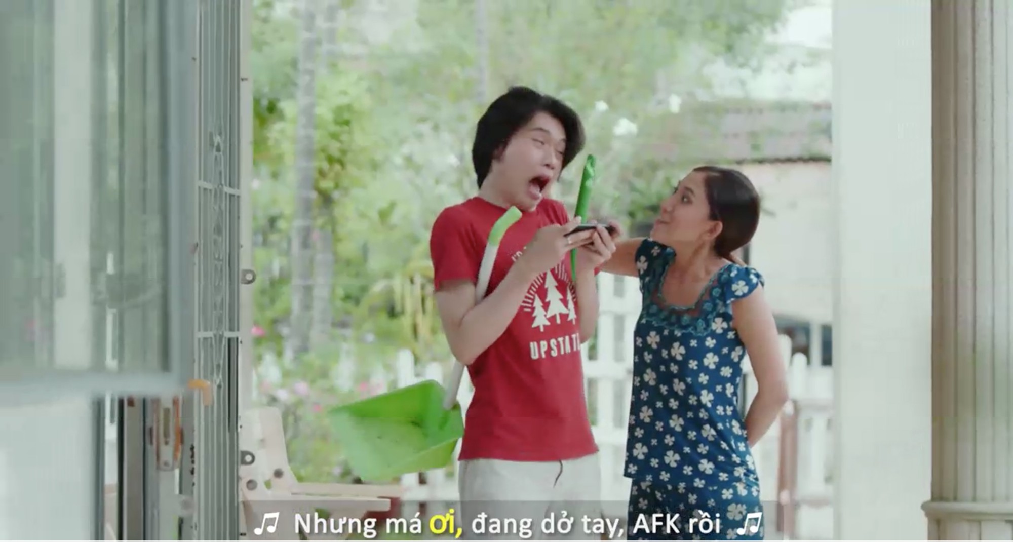 Lên voi xuống chó, trợ lý quốc dân Quang Trung bị Hồ Quang Hiếu rượt đuổi trong clip mới - Ảnh 4. Lên voi xuống chó, trợ lý quốc dân Quang Trung bị Hồ Quang Hiếu rượt đuổi trong clip mới - Ảnh 4.