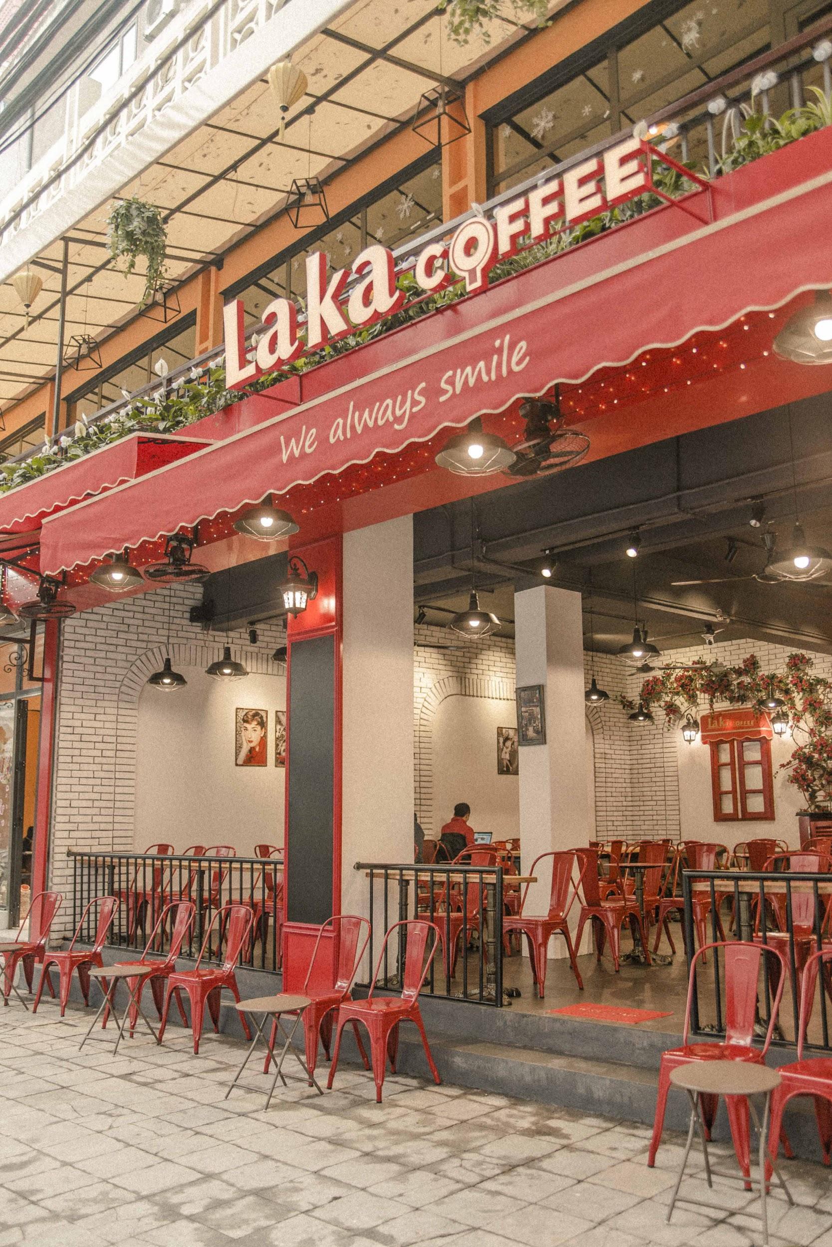 Quán cà phê đỏ rực như Paris tại Hà Nội mà bạn nhất định phải check-in dịp Tết này - Ảnh 1. Quán cà phê đỏ rực như Paris tại Hà Nội mà bạn nhất định phải check-in dịp Tết này - Ảnh 1.