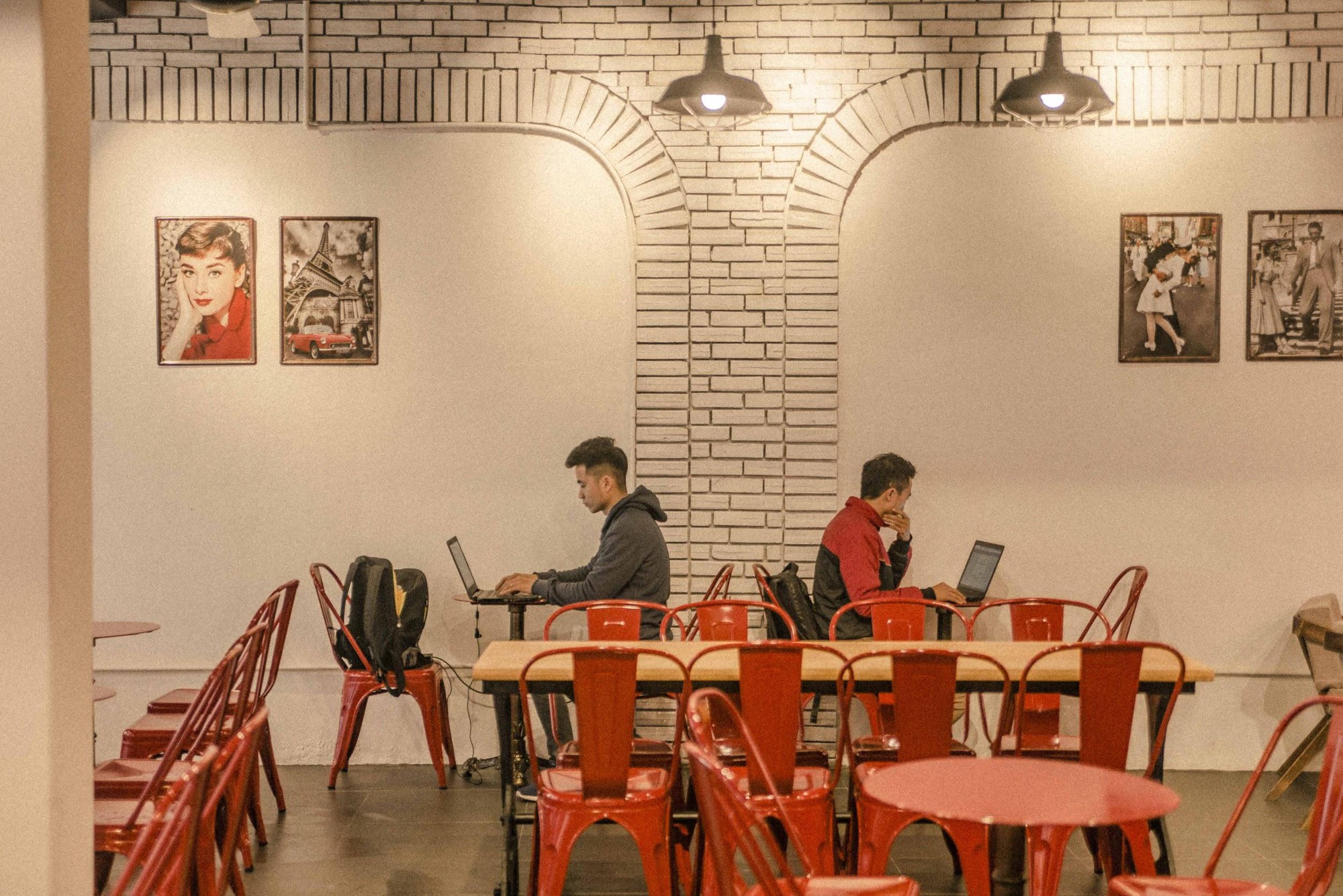 Quán cà phê đỏ rực như Paris tại Hà Nội mà bạn nhất định phải check-in dịp Tết này - Ảnh 4. Quán cà phê đỏ rực như Paris tại Hà Nội mà bạn nhất định phải check-in dịp Tết này - Ảnh 4.