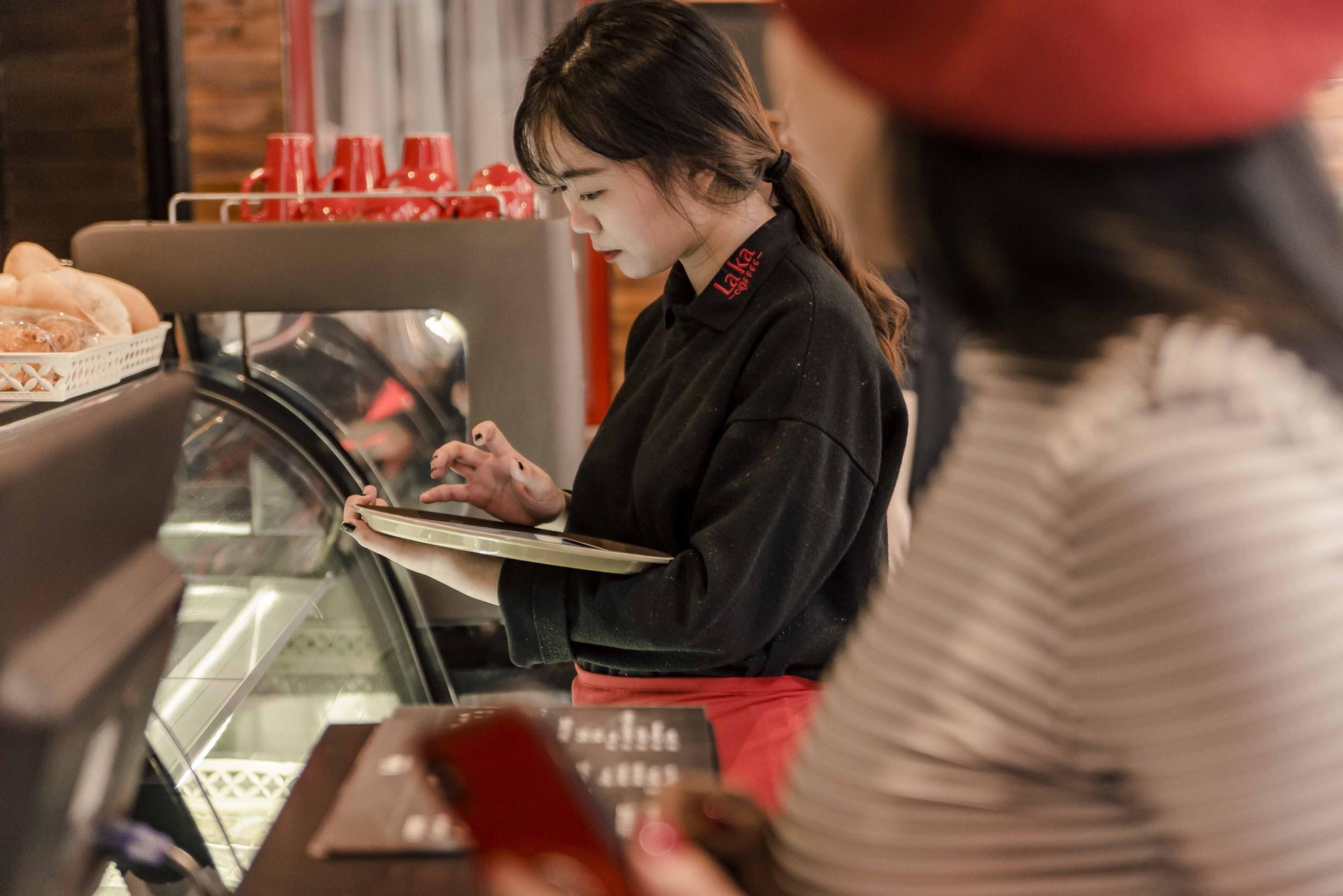 Quán cà phê đỏ rực như Paris tại Hà Nội mà bạn nhất định phải check-in dịp Tết này - Ảnh 5. Quán cà phê đỏ rực như Paris tại Hà Nội mà bạn nhất định phải check-in dịp Tết này - Ảnh 5.