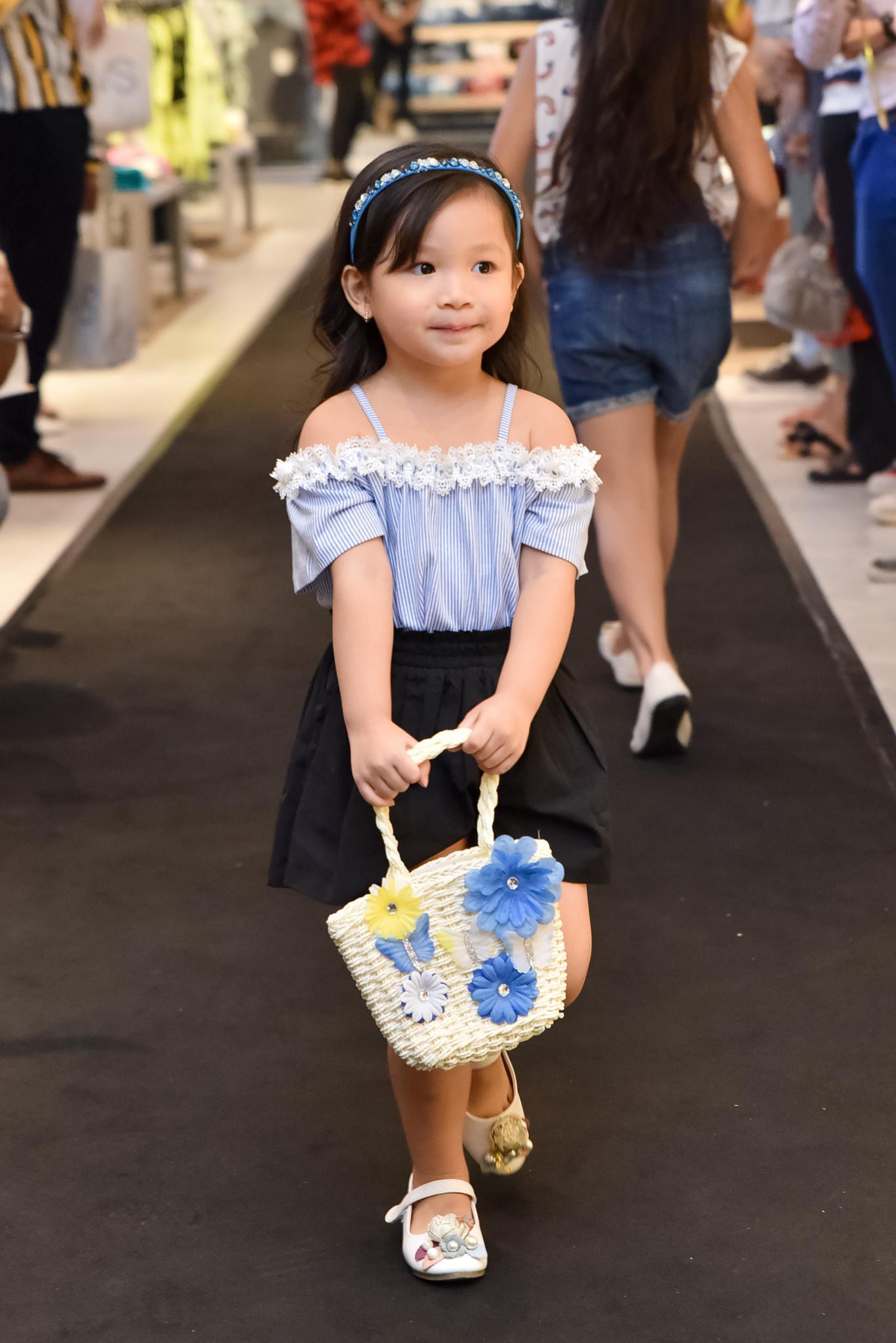 Hà Tăng rạng rỡ xuất hiện cùng chồng trong sự kiện khai trương cửa hàng OVS đầu tiên tại Việt Nam - Ảnh 10. Hà Tăng rạng rỡ xuất hiện cùng chồng trong sự kiện khai trương cửa hàng OVS đầu tiên tại Việt Nam - Ảnh 10.