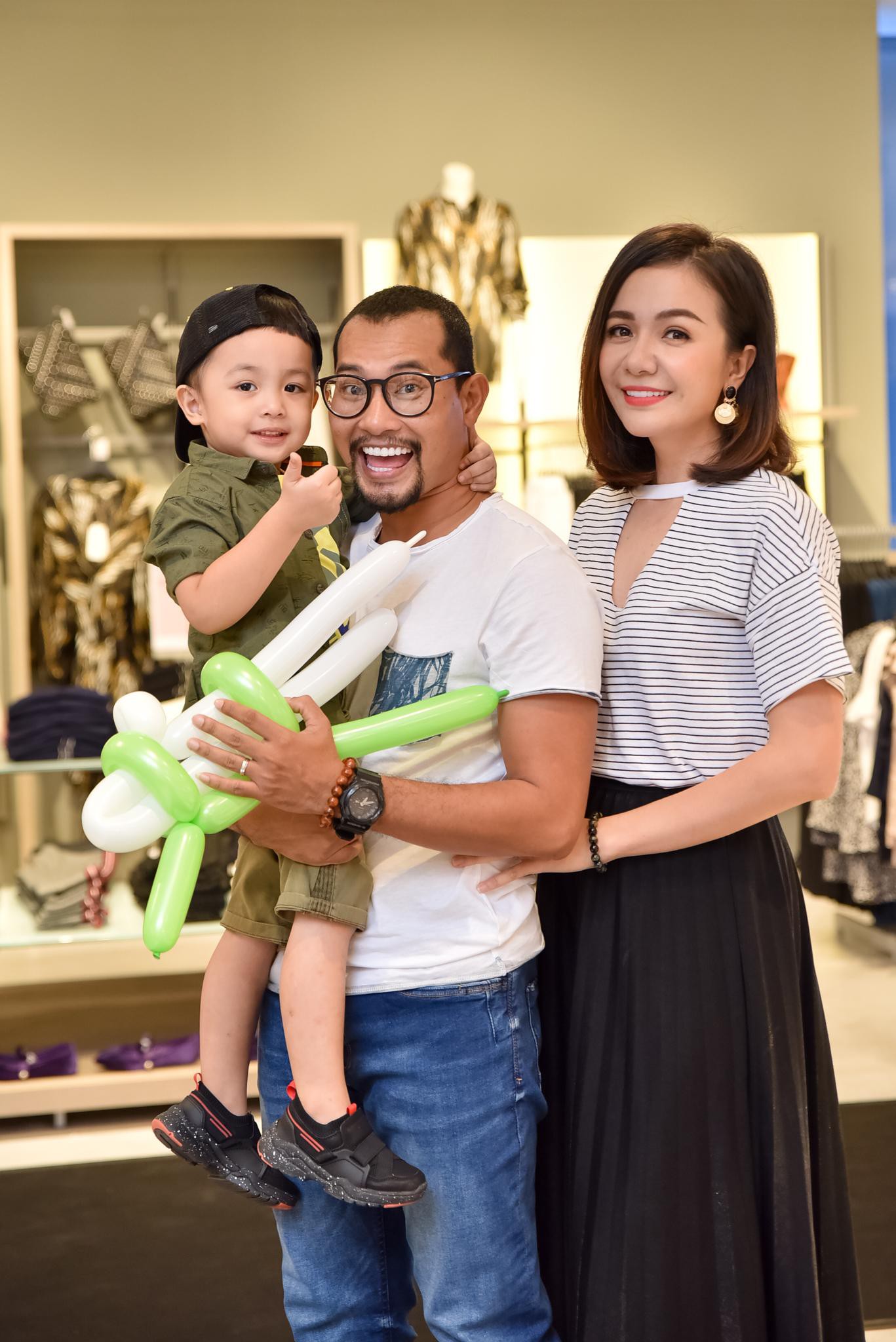 Hà Tăng rạng rỡ xuất hiện cùng chồng trong sự kiện khai trương cửa hàng OVS đầu tiên tại Việt Nam - Ảnh 7. Hà Tăng rạng rỡ xuất hiện cùng chồng trong sự kiện khai trương cửa hàng OVS đầu tiên tại Việt Nam - Ảnh 7.