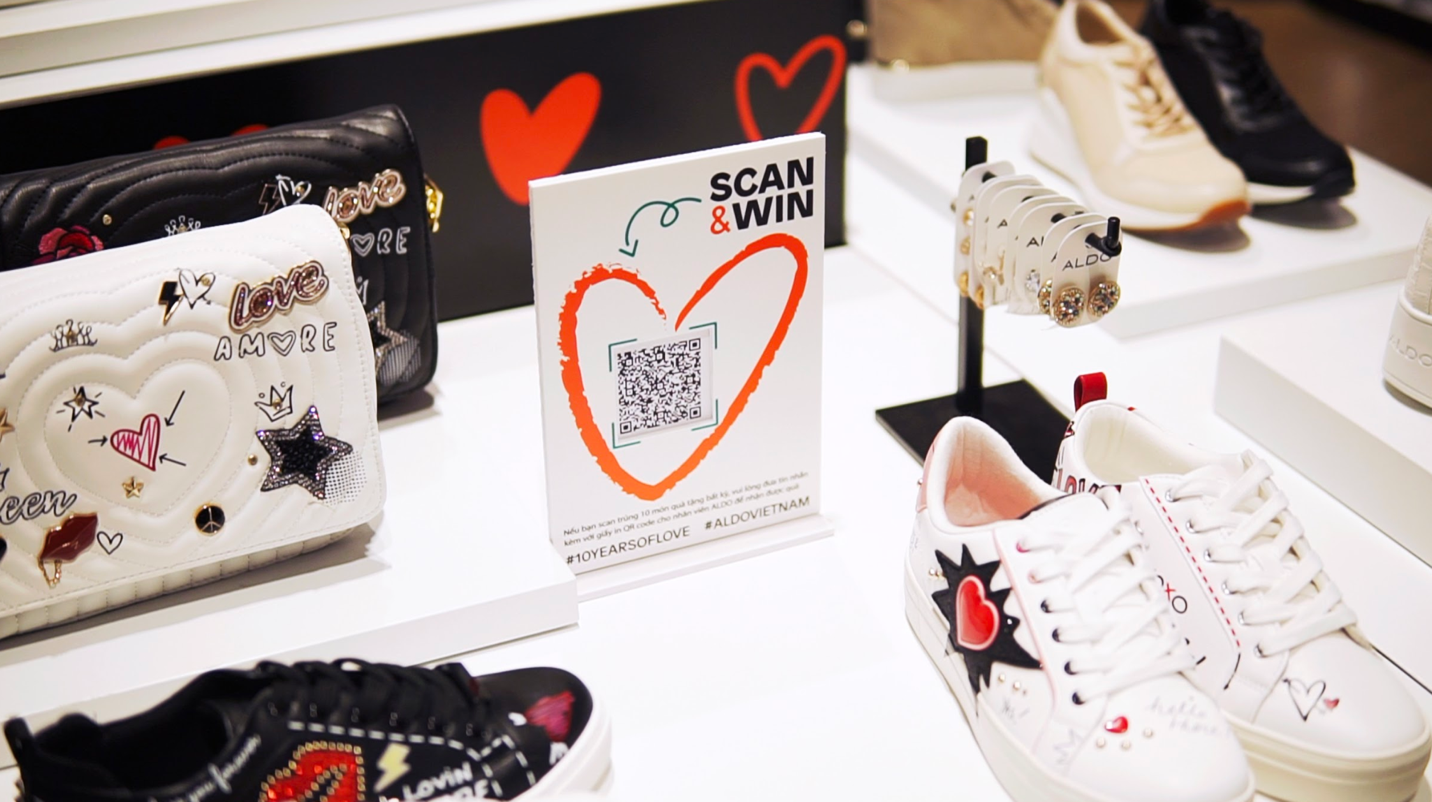 Cuộc đời có mấy lần 10 năm? Bắt kịp xu hướng scan QR Code săn quà thời trang đang hot rần rần của các tín đồ yêu giày - Ảnh 2. Cuộc đời có mấy lần 10 năm? Bắt kịp xu hướng scan QR Code săn quà thời trang đang hot rần rần của các tín đồ yêu giày - Ảnh 2.