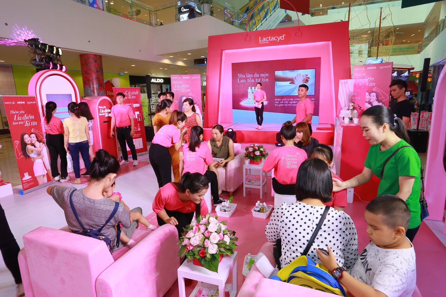 VJ Misoa cùng hàng ngàn cô gái xác lập kỷ lục Siêu túi bí kíp tự tin - Ảnh 3. VJ Misoa cùng hàng ngàn cô gái xác lập kỷ lục Siêu túi bí kíp tự tin - Ảnh 3.