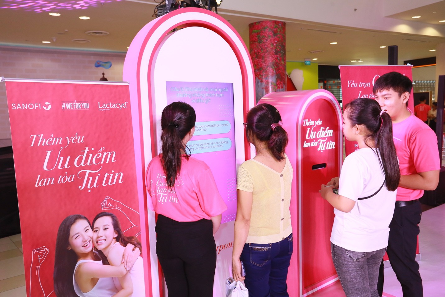 VJ Misoa cùng hàng ngàn cô gái xác lập kỷ lục Siêu túi bí kíp tự tin - Ảnh 6. VJ Misoa cùng hàng ngàn cô gái xác lập kỷ lục Siêu túi bí kíp tự tin - Ảnh 6.