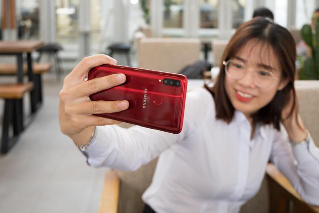 Chưa bao giờ nhu cầu có 3 camera sau trên smartphone tầm trung lại cao như bây giờ - Ảnh 2.