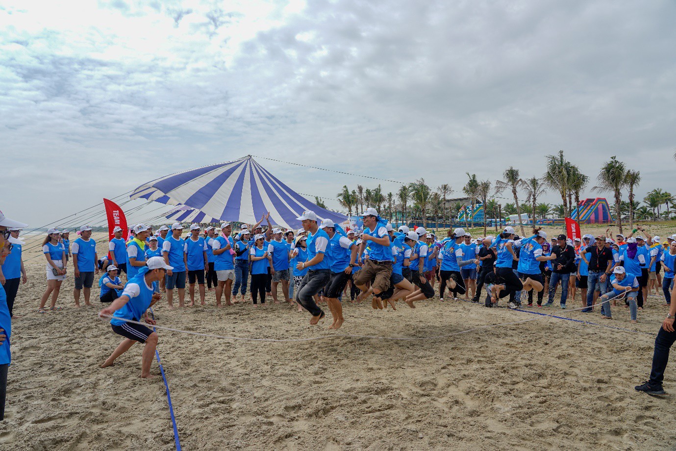 Công ty nhà người ta “chơi lớn” đưa cả team xuyên không về thời ấu thơ - Ảnh 1. Công ty nhà người ta “chơi lớn” đưa cả team xuyên không về thời ấu thơ - Ảnh 1.