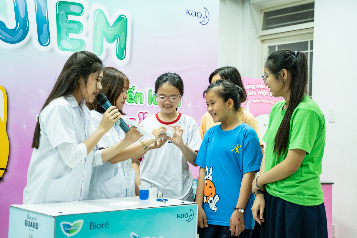 Hàng nghìn học sinh hào hứng tham gia chương trình “Tan biến lo âu, tự teen tỏa sáng” - Ảnh 2. Hàng nghìn học sinh hào hứng tham gia chương trình “Tan biến lo âu, tự teen tỏa sáng” - Ảnh 2.